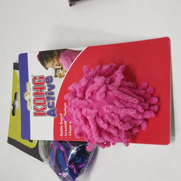 New Cat Toys Jeffers Mylar Crackle Balls & Kong Active Ball - Picture 3 of 4